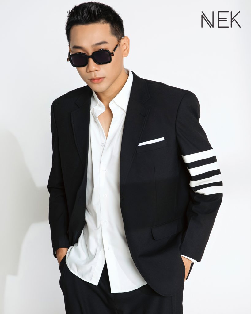 Áo blazer đen tay áo phối